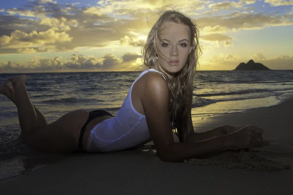 Tjej i bikini på stranden — Stockfoto