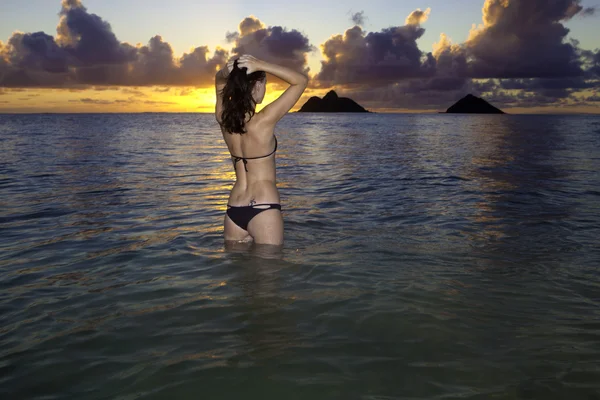 Lány a strandon, napkeltekor — Stock Fotó