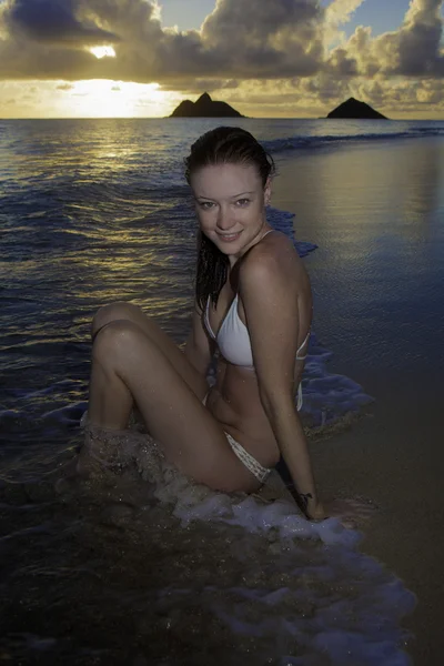 Mädchen am Strand bei Sonnenaufgang — Stockfoto