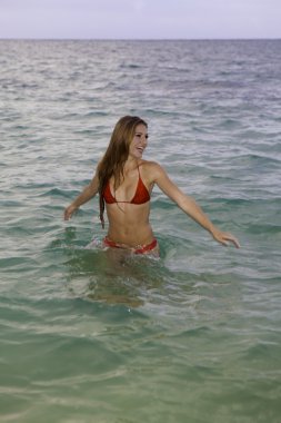 Sahilde bikinili bir kız