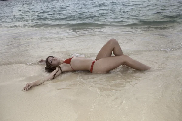 해변에서 비키니를 입은 소녀 — 스톡 사진