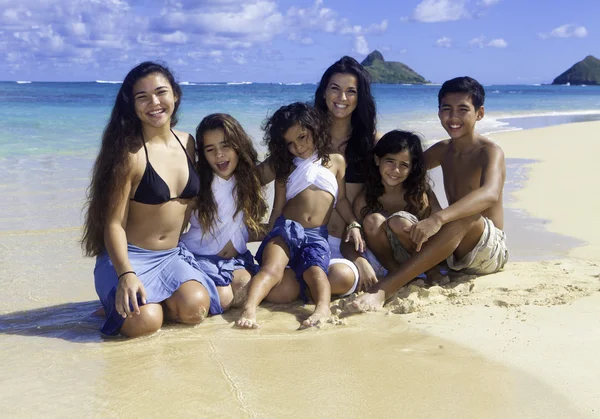 Mamá y niños en la playa — Foto de Stock