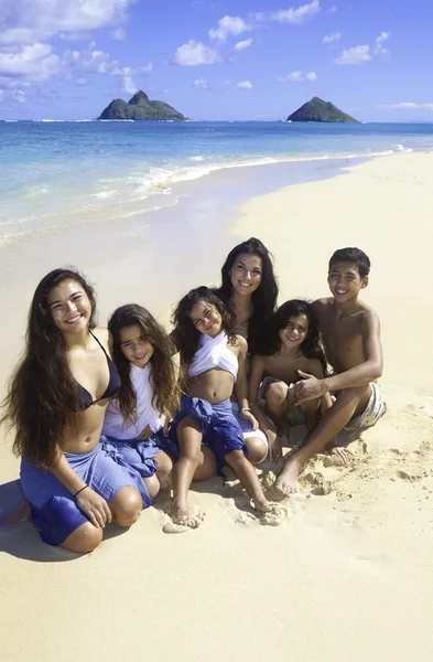 Mãe e filhos na praia — Fotografia de Stock