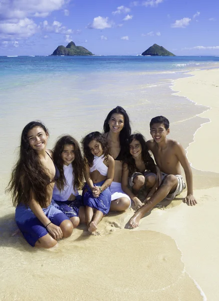 Mom and kids at beach — Stock Photo, Image