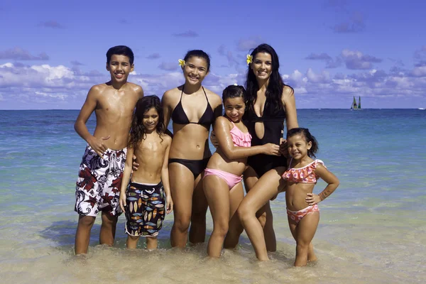 Mom and kids at beach — Stock Photo, Image