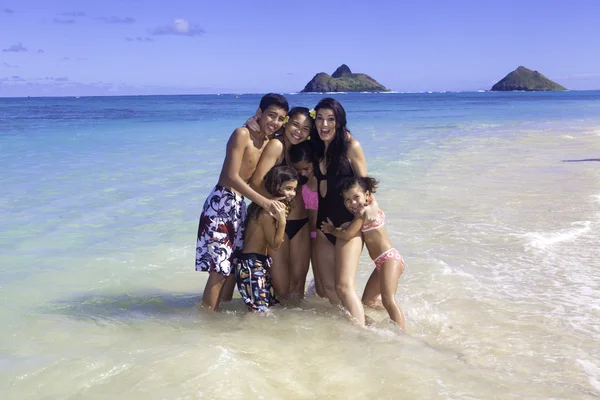 Mãe e filhos na praia — Fotografia de Stock