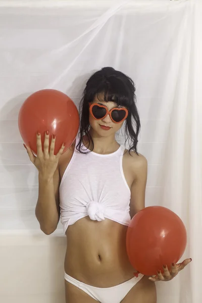 Femme avec des ballons rouges — Photo