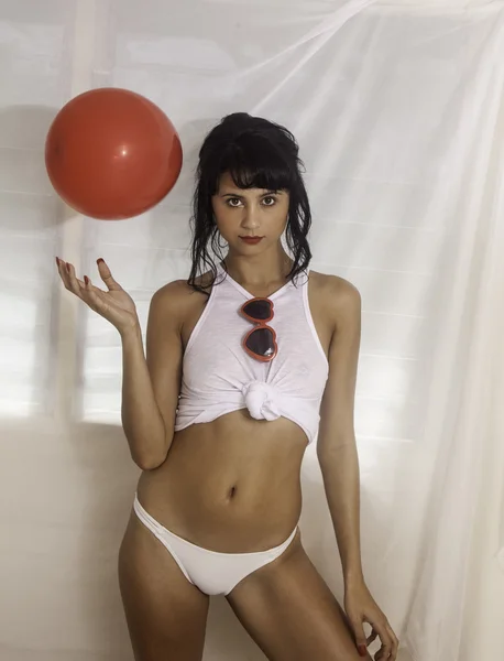 Kadın kırmızı balonlar ile — Stok fotoğraf