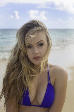 plajda kız portresi