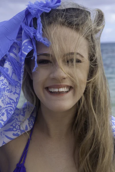 Retrato de chica en la playa —  Fotos de Stock