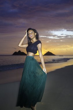 Şafak plaj elbiseli siyah kız