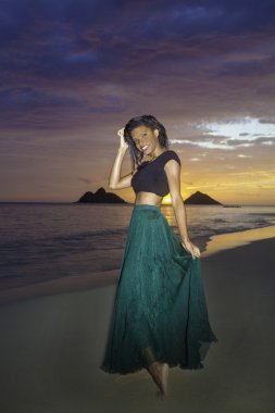 Şafak plaj elbiseli siyah kız