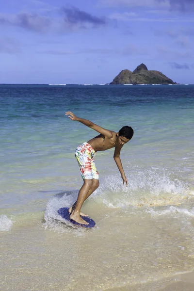 Menino montando seu skimboard — Fotografia de Stock