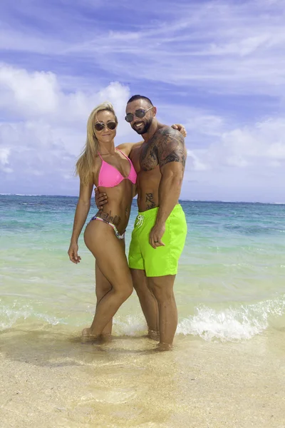 Couple en forme à la plage — Photo