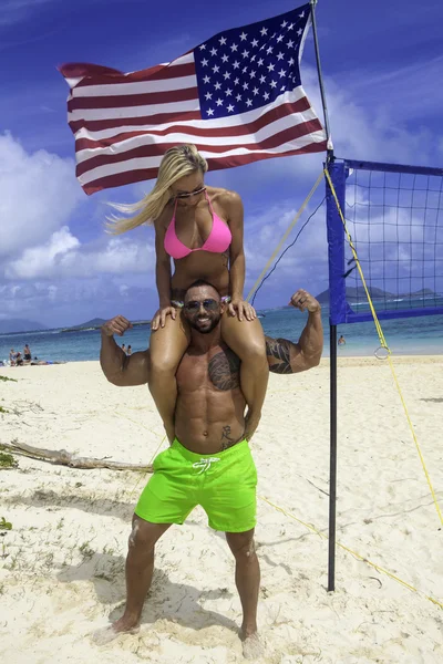 Passen paar op het strand — Stockfoto