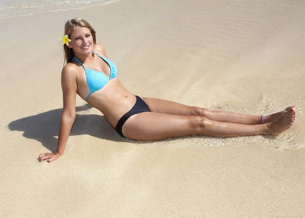 Adolescente ragazza in spiaggia — Foto Stock