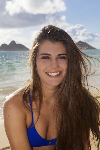 Adolescente ragazza in spiaggia — Foto Stock