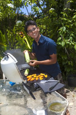 bahçede mangal adam