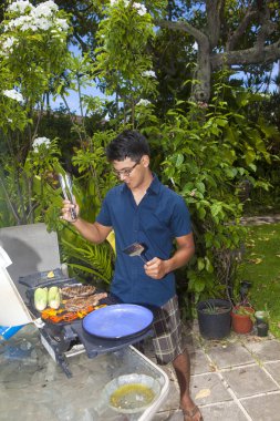 bahçede mangal adam