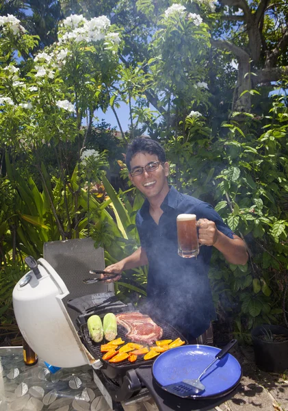 Homem churrasco em seu jardim — Fotografia de Stock