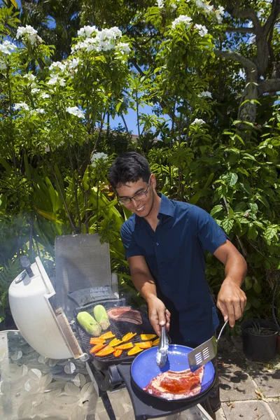 Homem churrasco em seu jardim — Fotografia de Stock