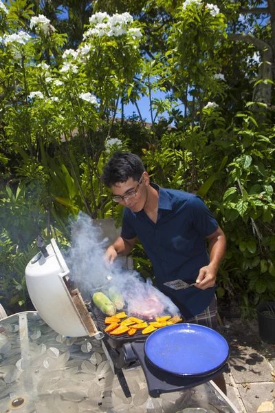 Man barbecueën in zijn tuin — Stockfoto