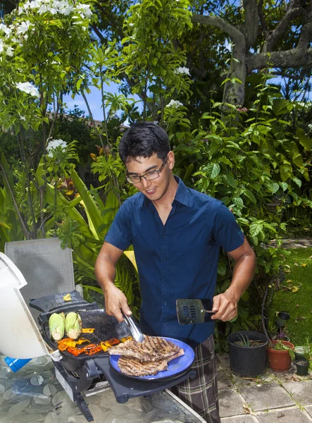 Mężczyzna grillowanie w ogrodzie — Zdjęcie stockowe