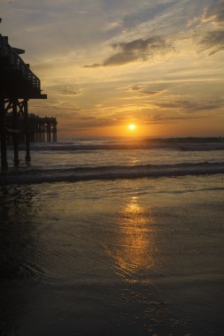 günbatımı bir iskele tarafından