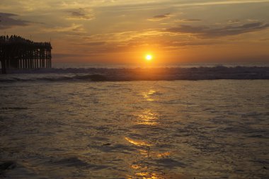 günbatımı bir iskele tarafından