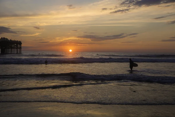 Gün batımında sörfçü