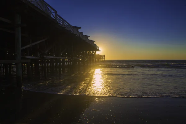 Tramonto al molo della spiaggia pacifica — Foto Stock