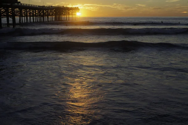 在太平洋海滩码头的日落 — 图库照片