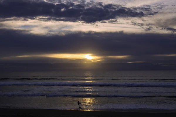 Surfer bij zonsondergang — Stockfoto