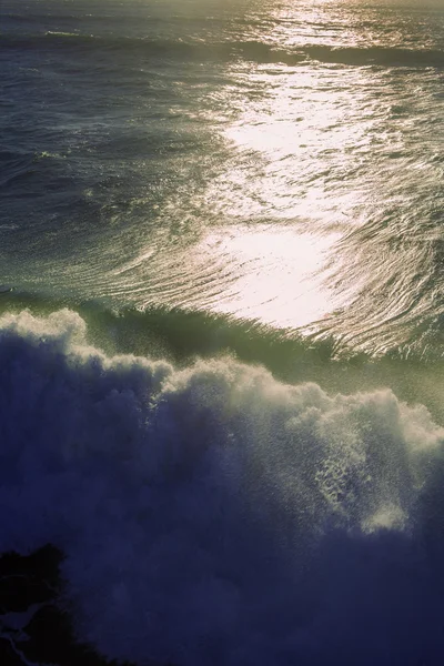 Волна на тихоокеанском пляже — стоковое фото