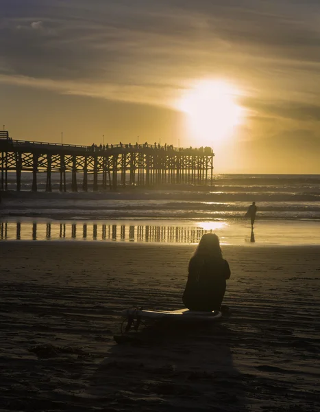 Surfistas al atardecer — Foto de Stock