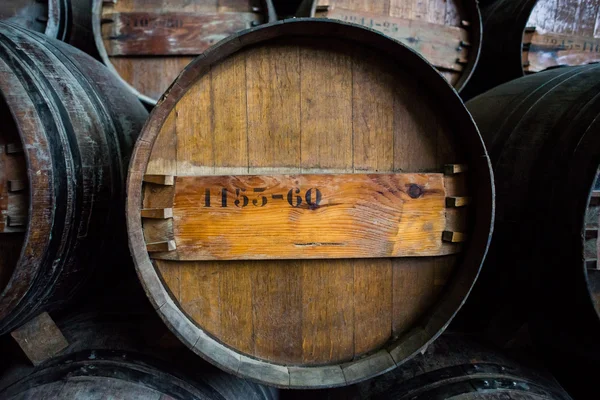 Weinfässer im Keller gestapelt — Stockfoto