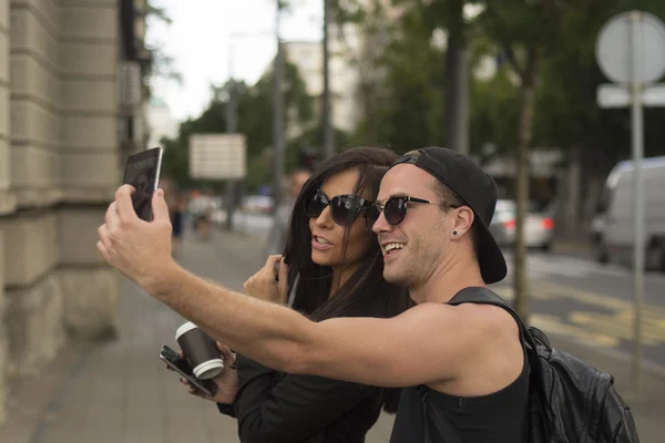 Vrolijke vrienden nemen van foto's van zichzelf op smart phone — Stockfoto