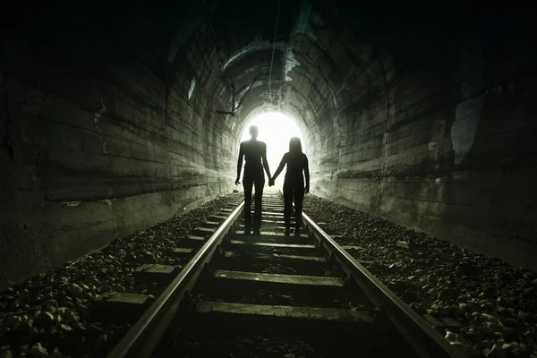 Pár gyaloglás együtt egy vasúti alagúton keresztül — Stock Fotó