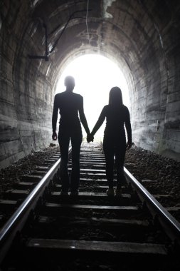 Birlikte bir tren tünele doğru yürüme Çift