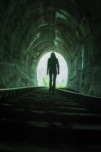People coming out of the tunnel - Person at tunnel end — Stock Photo, Image