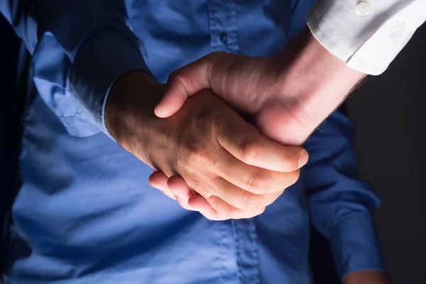 Stretta di mano Stringere la mano al buio con poca luce — Foto Stock