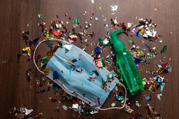 Botella Mascarilla Desinfectante Cayó Flor Con Confeti Después Celebración Año —  Fotos de Stock