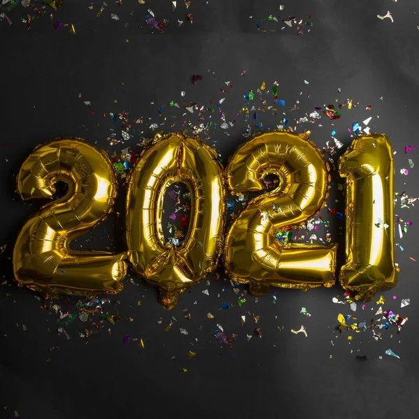 2021 Concept New Year Golden Foil Balloon Confetti Black Background — Stock Photo, Image