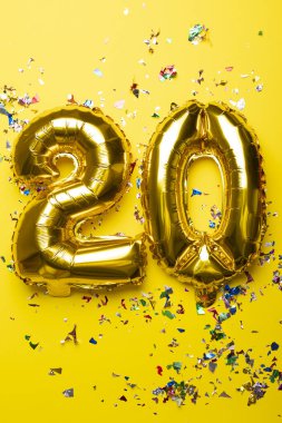 Altın folyo balonu ve konfeti stok fotoğrafından 20 numara.