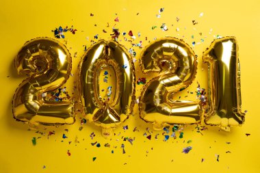 Altın folyo balonu ve konfeti stok fotoğrafından yeni yıl konsepti