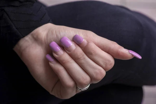 生い茂ったマニキュア 爪のある女性の手 矯正ジェルポリッシュの時間 ネイルケアコンセプトストックフォト — ストック写真