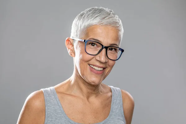 Schöne Lächelnde Nette Seniorin Mit Kurzen Weißen Haaren Und Brille — Stockfoto