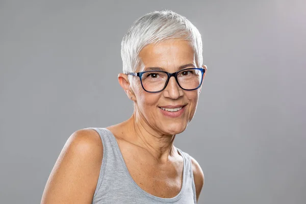 Schöne Süße Lächelnde Seniorin Mit Kurzen Weißen Haaren Und Brille — Stockfoto