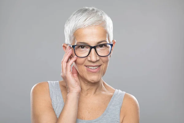 Krásná Usmívající Roztomilá Starší Žena Krátkými Bílými Vlasy Brýlemi Pózuje — Stock fotografie