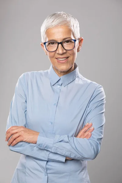 Krásný Úsměv Roztomilý Senior Businesswoman Brýlemi Modrá Košile Krátkými Šedými — Stock fotografie